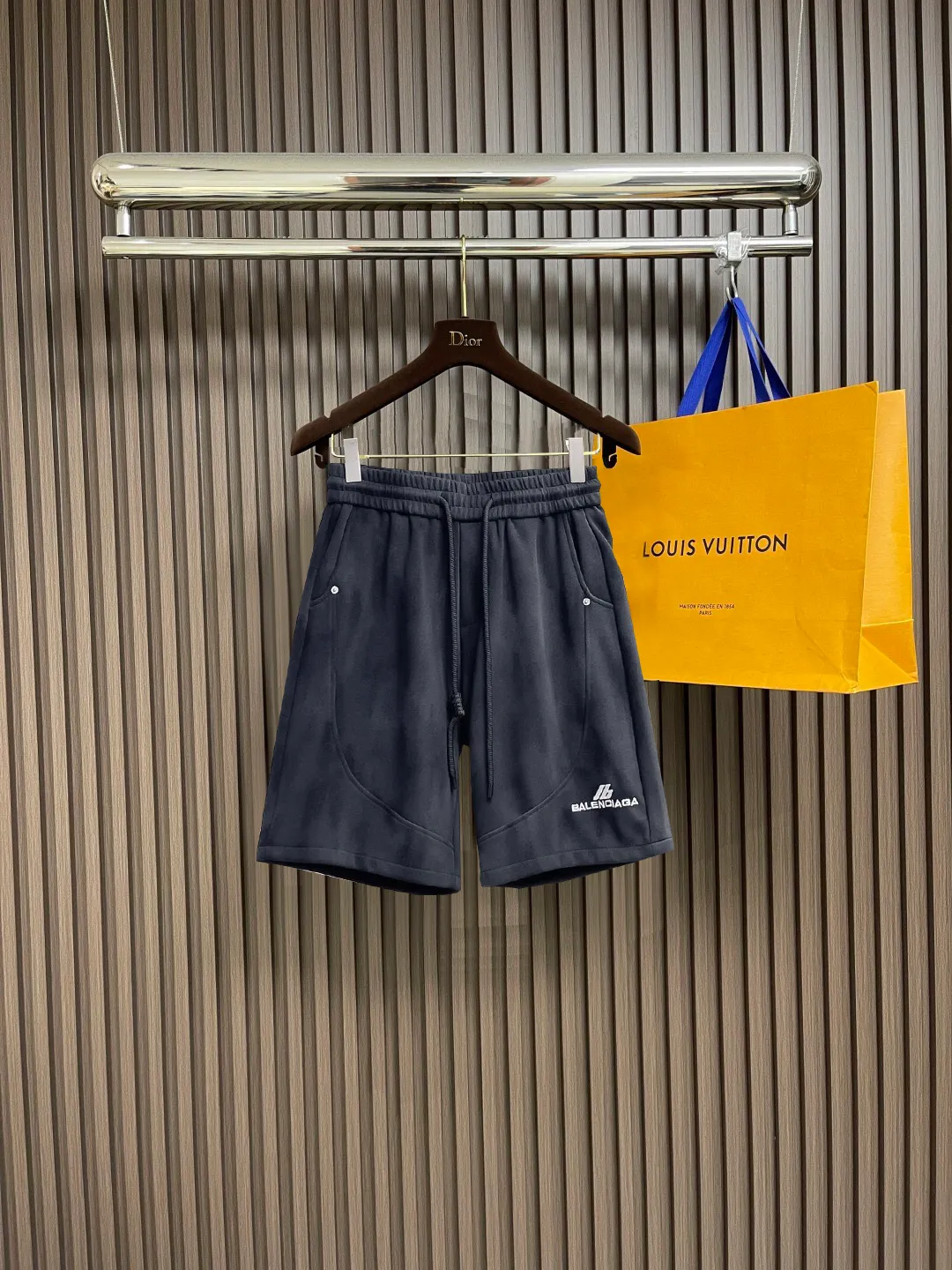 Balenciaga's three-standard complete 2025 summer New Arrival men's casual shorts, advanced custom-made Breathable fabric, Breathable fabric, extremely stretchy and comfortable, impeccable details, top-grade accessories, original logo design concept, delicate and soft feel! The upper body fit is awesome! Size: M-XXXL Please state your height and weight when ordering